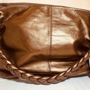 NEW WITH TAGS BRONZE LEATHER HOBO WITH BRASS HARDWARE. BEAUTIFUL 🧡🤎